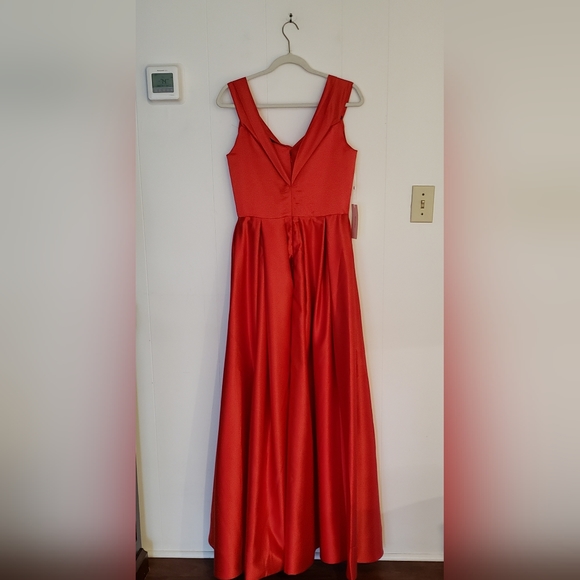 TS Couture FORMAL GOWN - Picture 4 of 7